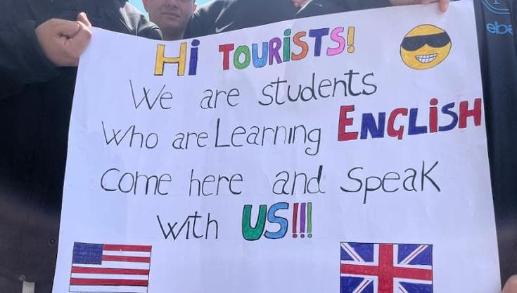 Studenti napoletani a caccia di turisti: “Fermatevi a parlare in inglese con noi, vogliamo imparare”