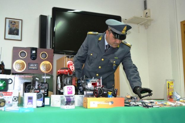 Al market del falso oltre 2,8 milioni di pezzi,<br />56 cittadini cinesi denunciati dalla Finanza