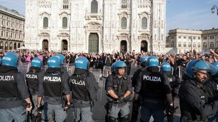 Lancio di bottiglie e striscione contro gli agenti: Daspo europeo a tre tifosi dello Slavia Praga