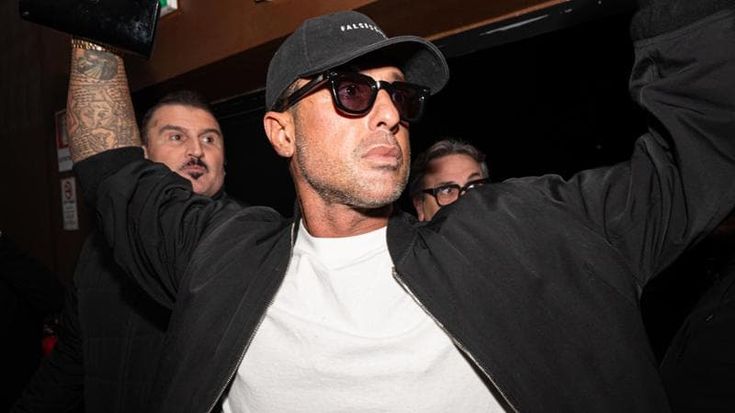 Fabrizio Corona aggredito e picchiato da sei persone sotto casa: “Era una spedizione punitiva”