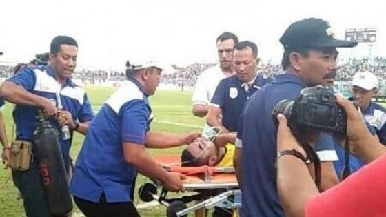 Tragedia in Indonesia: portiere muore in campo dopo uno scontro con un compagno