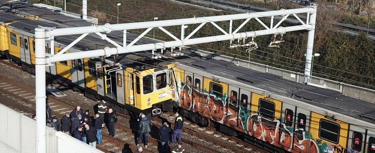 Metropolitana, scontro tra treni a Napoli. Feriti macchinisti e alcuni passeggeri. Ferma la Linea 1, sul posto il pm