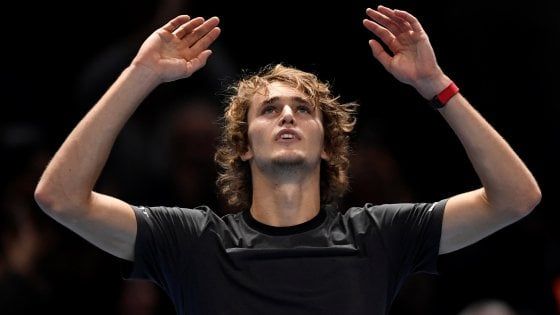 Tennis, Finals: è Zverev la nuova stella, Djokovic battuto in due set
