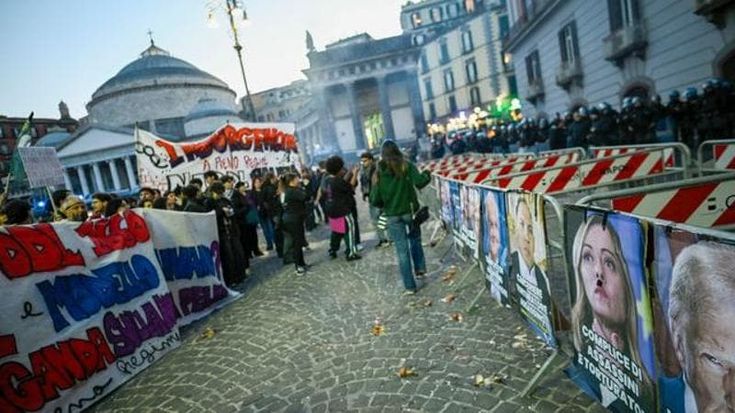 Napoli, corteo contro Ddl sicurezza, lancio di uova sui poster di Meloni, Musk,Trump e Al Masri