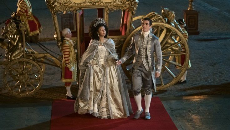 La nuova serie di Bridgerton sulla regina Carlotta: "Le scene di sesso? Una coreografia con tre intimacy coordinator"