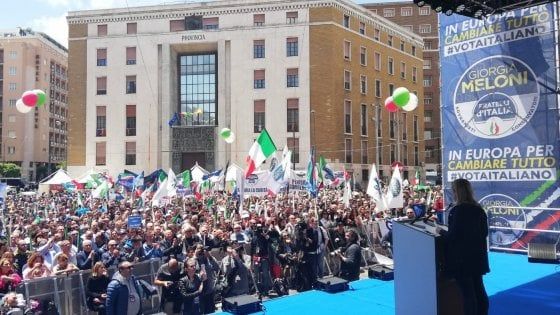 Europee, Meloni chiude a Napoli: "Salvini torna con noi, molla la sinistra del M5s"