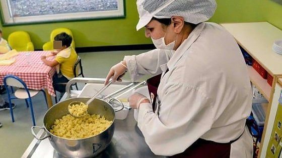 Mense Bologna, salta la luce: tonno e fagioli per pranzo