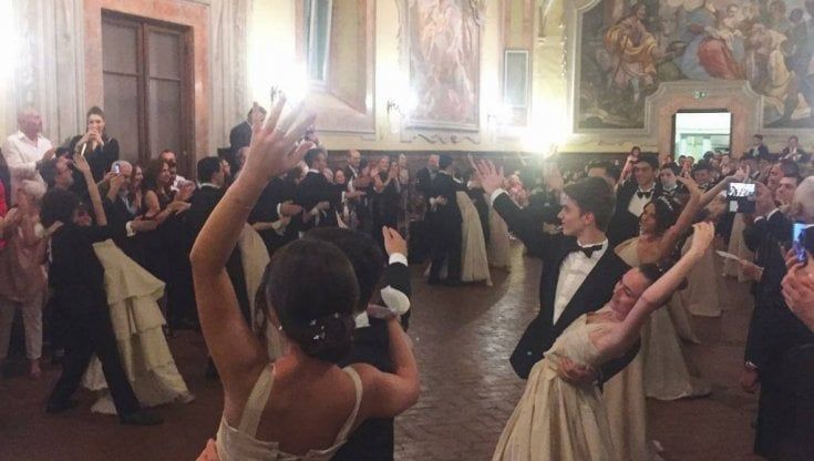 Prato, ballo delle debuttanti al Cicognini aperto alle coppie gay. La preside: "Sono d'accordo, parliamone"