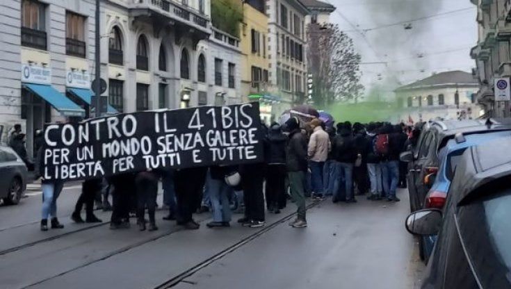 Milano, in 600 sfilano a sostegno di Alfredo Cospito, l'anarchico al 41 bis