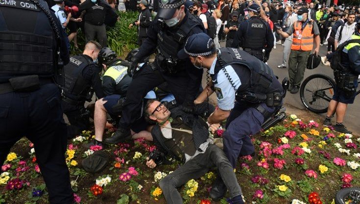 Coronavirus nel mondo, proteste contro lockdown e green pass in Australia e Francia