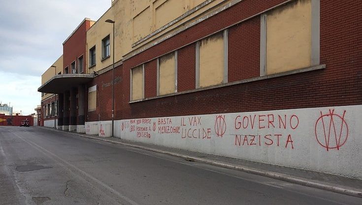 Bari, via le scritte vandaliche: sul muro del teatro nasce la lavagna per lanciare messaggi d'amore