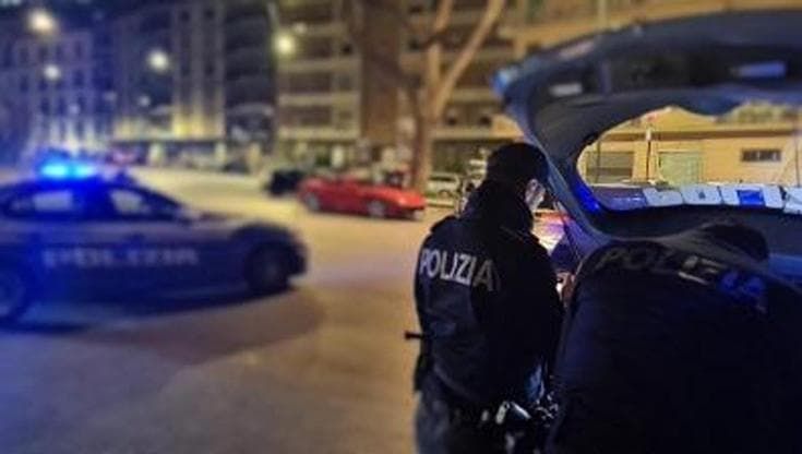 Napoli, quindicenne ferito a colpi d'arma da fuoco alla gamba in piazza Mercato