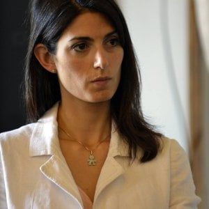 Consulenze Asl, la Raggi modifica post su Facebook: sparisce l'attacco al Pd 