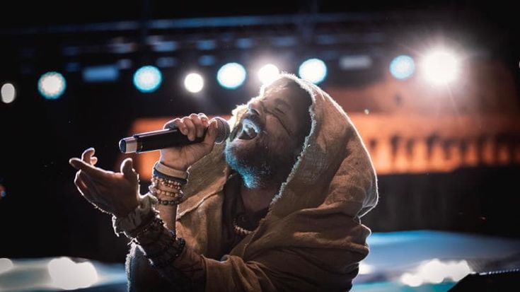 Gio Evan tra ironia e musica: “Siamo tutti parte di un grande uno”