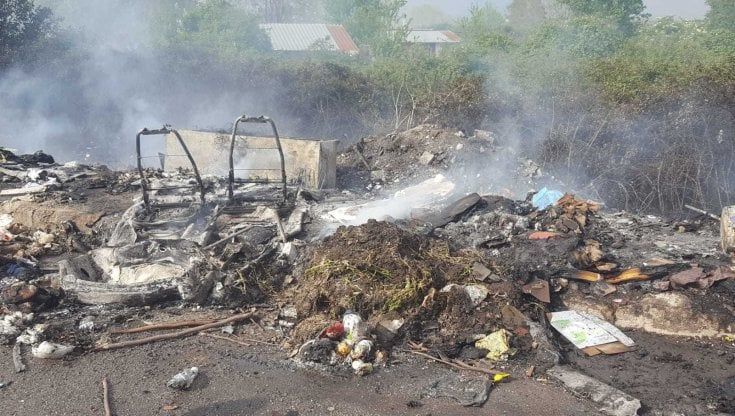 Ancora roghi tossici a Scampia. In fiamme l'area di Cupa Perillo 