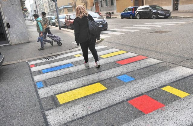 Torino, in via Luini le strisce pedonali diventano a colori
