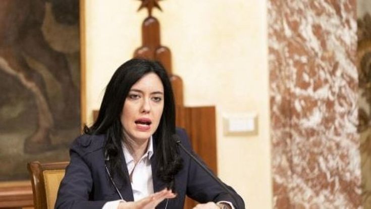 Il prof che insultava Lucia Azzolina e ora è assunto all’Istruzione. L’ex ministra: “Uno stalker” 