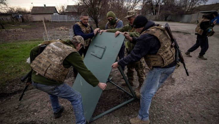 Mosca avvia la fase due: in 10mila sul fronte Est per l’assalto al Donbass