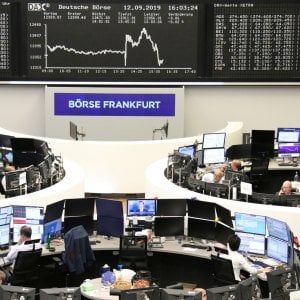 Bce-commercio, listini ancora positivi. Lo spread scende ancora a 133