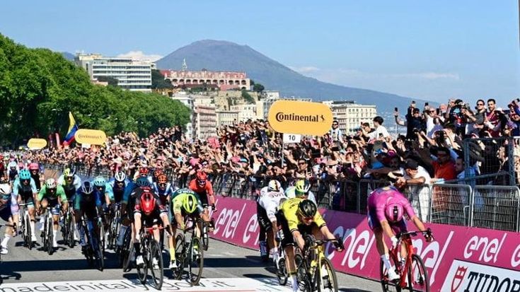 Giro d’Italia: l'olandese Kooji vince sul lungomare Caracciolo: la pizza come premio