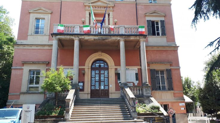 Bibbiano stanca di fango: “Ci trattano come Cogne. Ma è campagna elettorale”