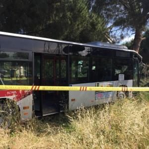 Paura sul bus, due incidenti in poche ore: un mezzo Atac contro un albero e un altro contro un semaforo