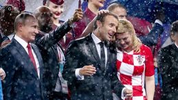 Russia 2018, baci e abbracci tra Macron e Kitarovic: il feeling sugli spalti dello stadio