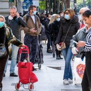 Mascherine nei luoghi pubblici: la stretta di Pasqua di Musumeci