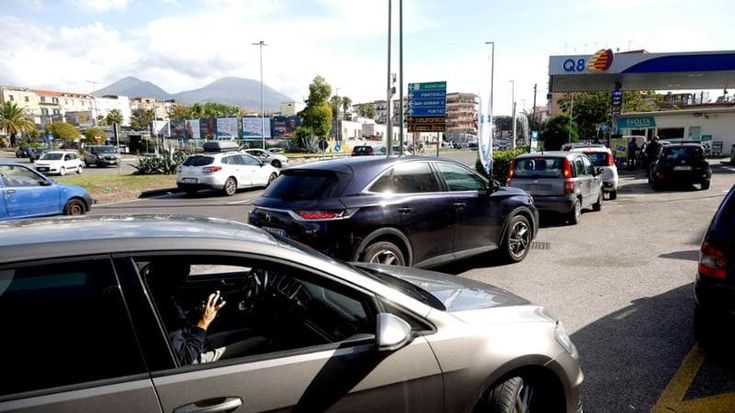 Protesta tir, la benzina ritorna ma non basta file di auto agli impianti a Napoli