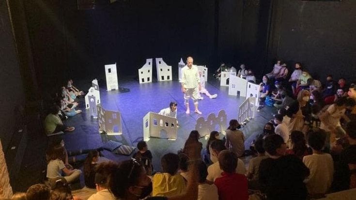 Il ministero esclude i piccoli teatri dai contributi. Gli artisti: “Ma non ci fermiamo”