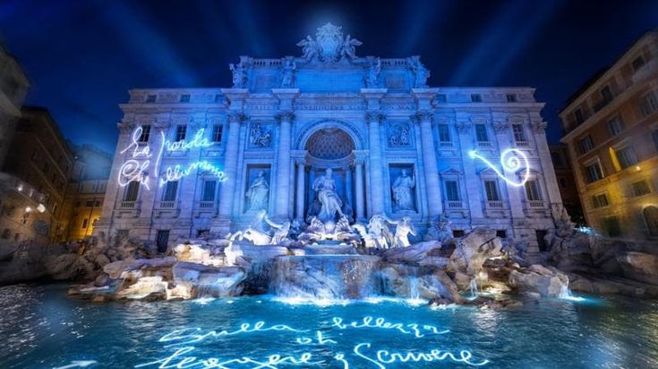 Fontana di Trevi si illumina di parole: Erri De Luca e Luca Ward celebrano la scrittura