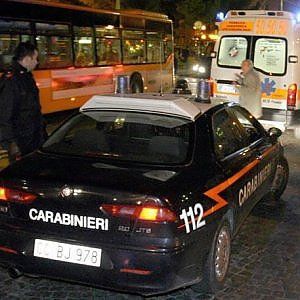 Cerca di strangolare la madre, lei si salva mordendogli una mano