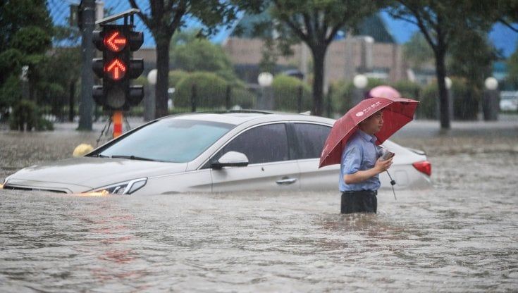 Clima, in Cina "il diluvio del millennio": 200 mila evacuati, 33 morti e 8 dispersi