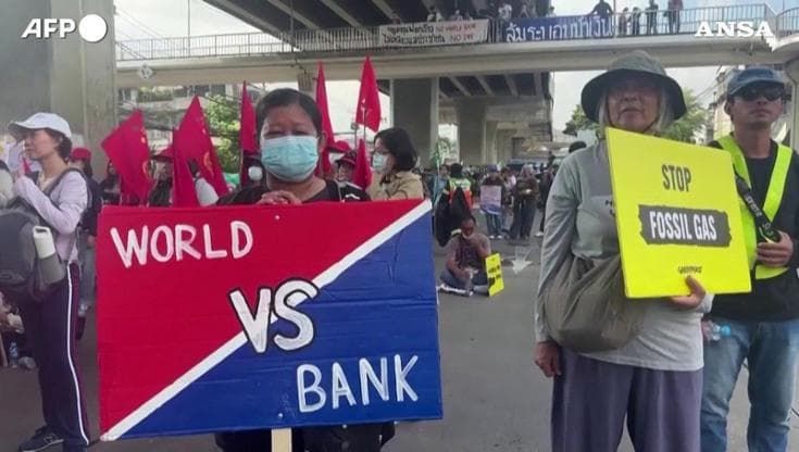 Proteste e tafferugli a Bangkok fuori dalle riunioni del Fmi