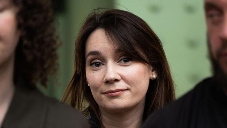 Parigi espelle la star pro-Putin Xenia Fedorova: “Minaccia all’ordine pubblico”