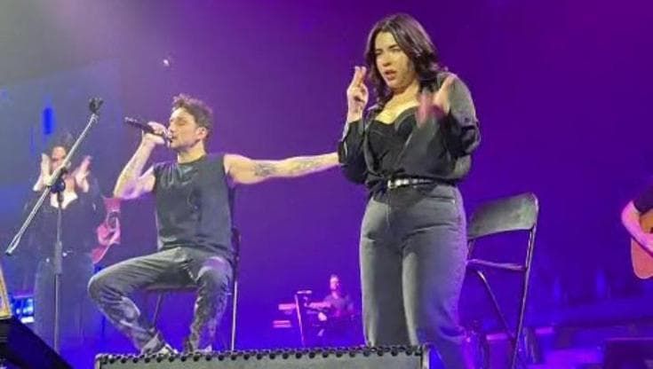 "Sei tu" oltre il silenzio: Fabrizio Moro sul palco con Giorgina Lo Nardo, la canzone rivive in lingua dei segni