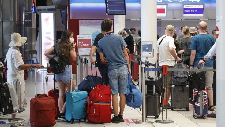Covid, stop quarantena per chi arriva da Paesi Ue, Regno Unito e Israele. Dal 16 maggio serve un tampone negativo