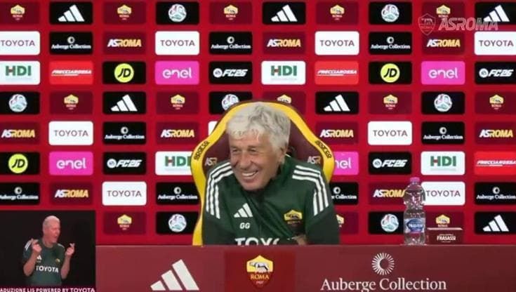 Un gatto irrompe nella conferenza stampa di Gasperini. Il tecnico se la ride: "Risponde lui per me?"