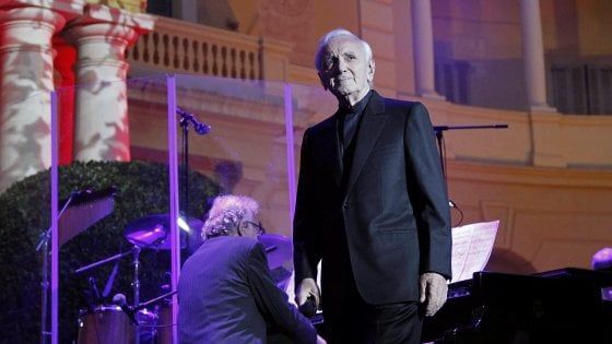 È morto Charles Aznavour, uno dei più amati e grandi chansonnier francesi