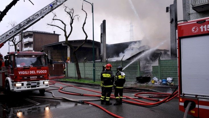 Telecamere e time code, risolto il giallo del rogo nell'impianto di riciclo carta: "Non l'ecomafia ma un concorrente"