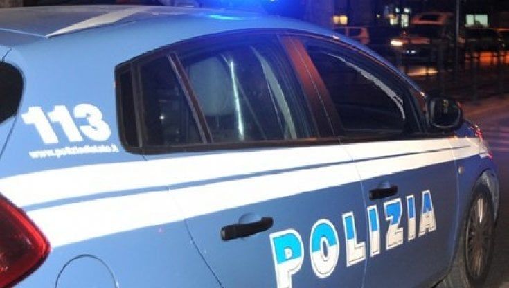 Milano, investe un ciclista 24enne e scappa: caccia all'auto pirata