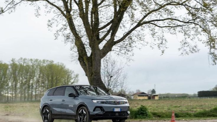 Opel Grandland, arriva la trazione integrale con la versione 100% elettrica. La prova