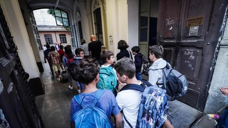 Scuola, tre settimane alla prima campanella: come gli istituti si preparano alla riapertura, tra insegnanti precari, nuovi tutor e orientatori