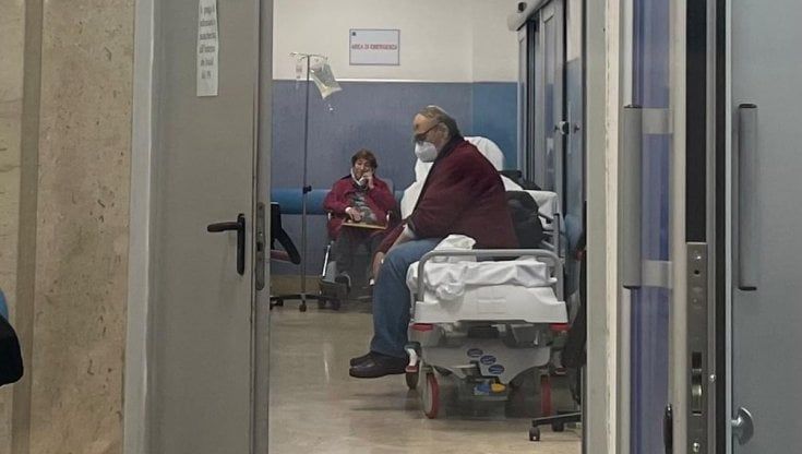 Inferno Buccheri La Ferla: tre giorni in barella al Pronto soccorso in attesa di un posto letto 