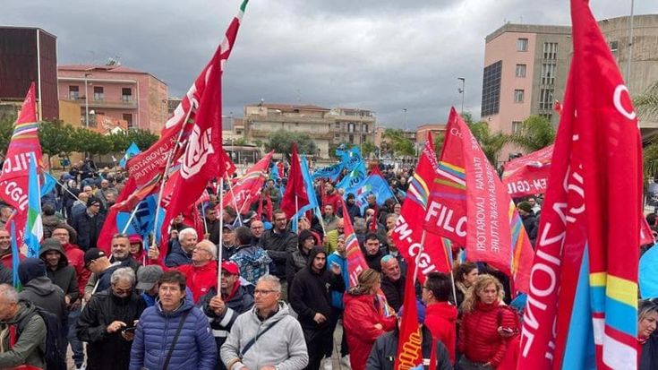 Le vertenze: dodicimila posti a rischio