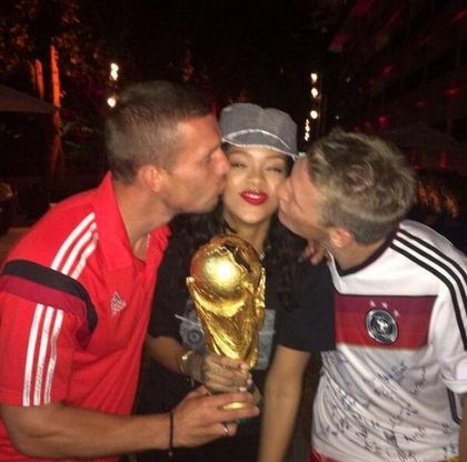 Brasile 2014, Rihanna regina del Maracan&agrave;: selfie e sorrisi