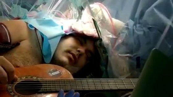 Torino, suona la chitarra mentre i chirurghi delle Molinette lo operano al cervello