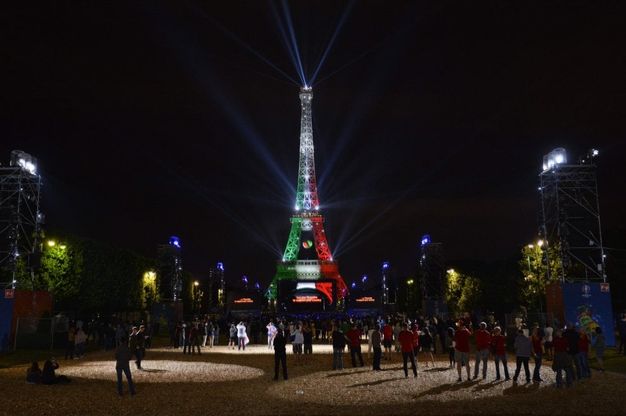Euro 2016, la Torre Eiffel si colora con la bandiera italiana