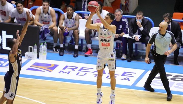 Basket, Brindisi schianta la Fortitudo Bologna e si gode una notte in vetta
