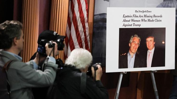 Caso Epstein, Podesta: “Provano a coinvolgere Hillary Clinton per salvare Trump, ma lui ha perso”